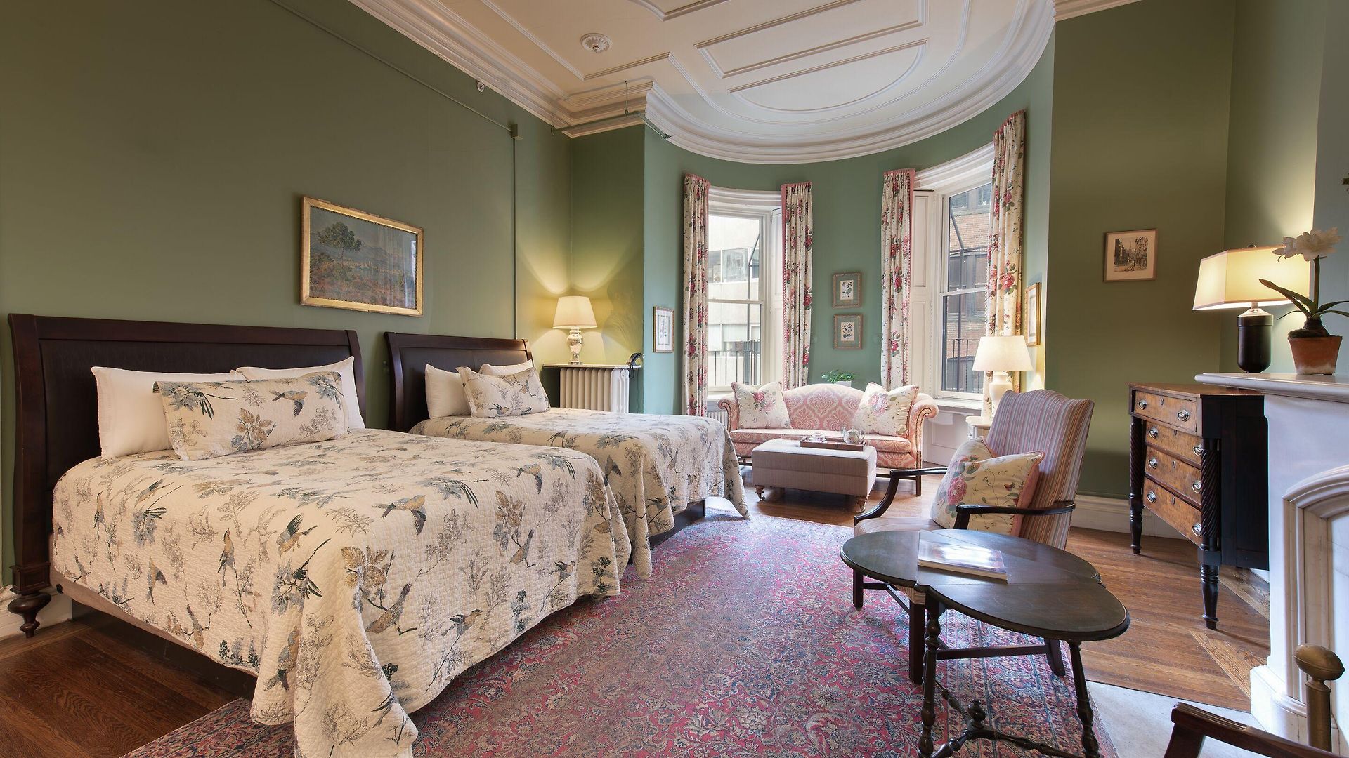 The College Club Of 3*
