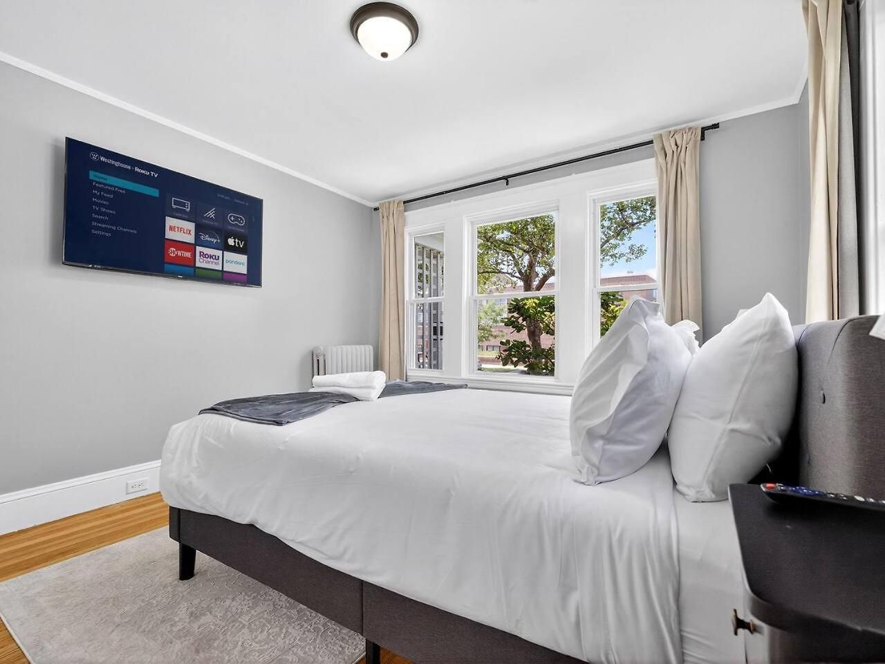 Vintage 5br In With Free Parking *