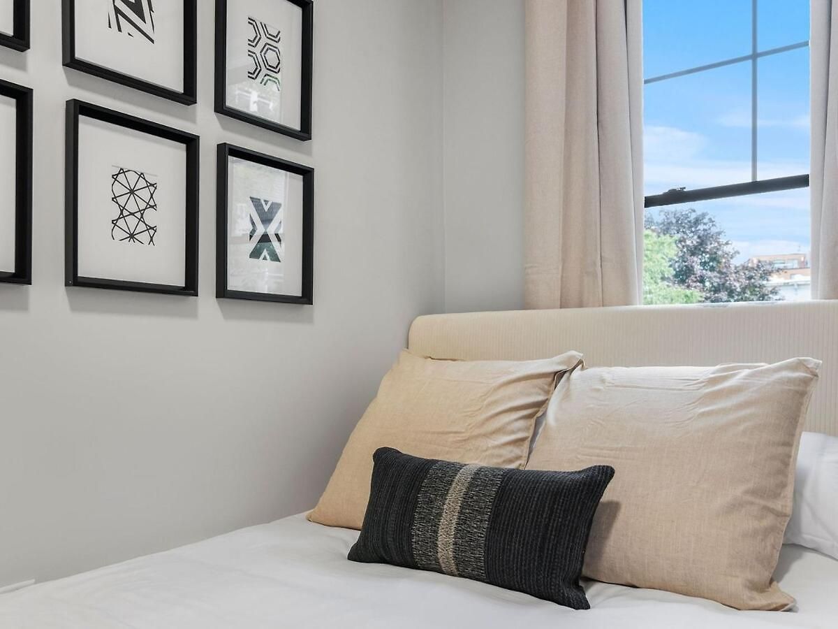 Modern 5b3b In Steps To Convention Center Apartment *