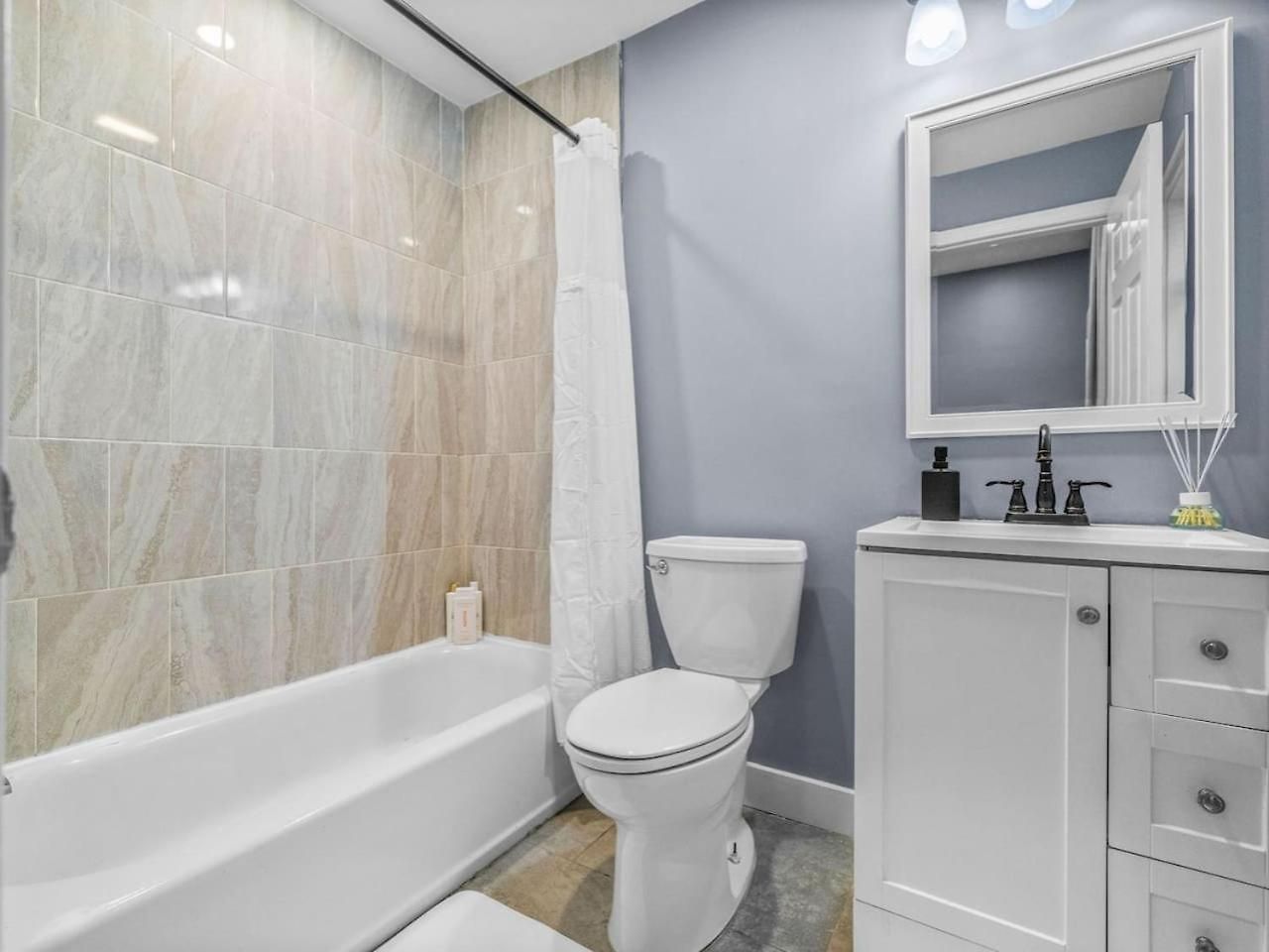 Luxury 2br In With Free Parking Apartment