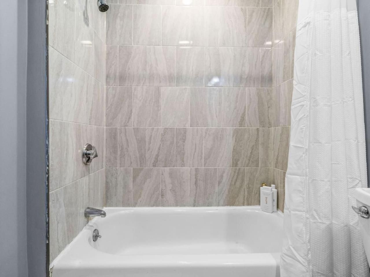 Luxury 2br In With Free Parking *
