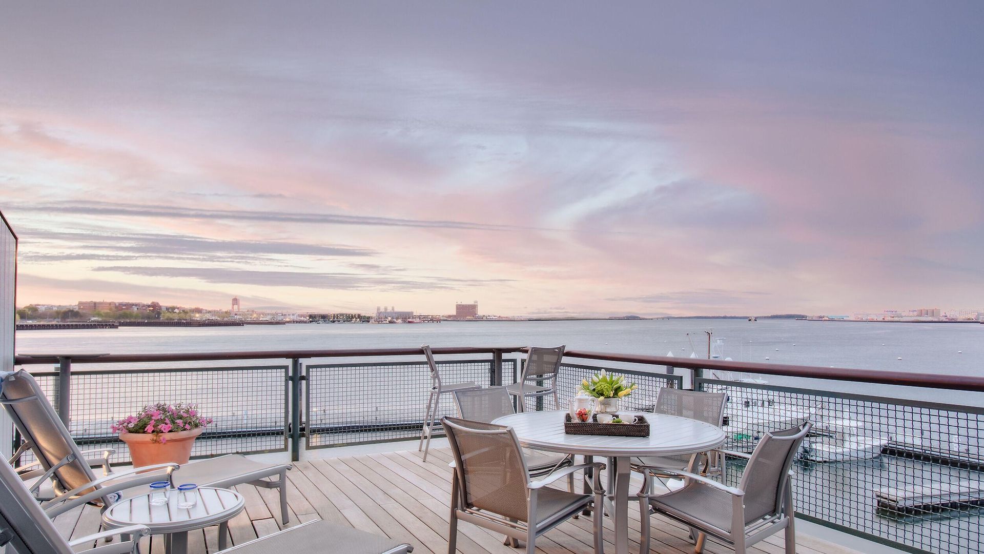 Yacht Haven 4* Boston