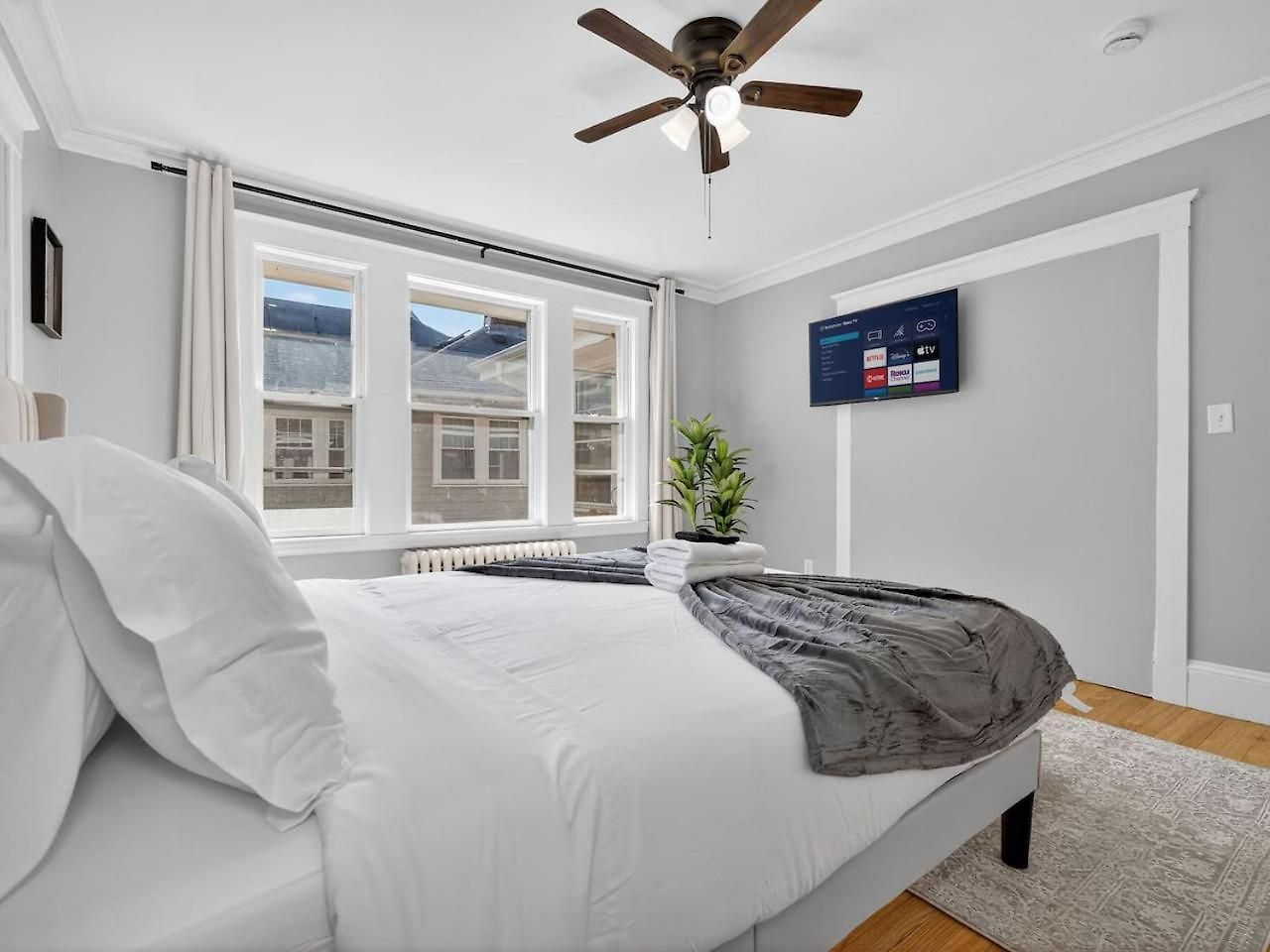 Vintage 5br In With Free Parking Apartment