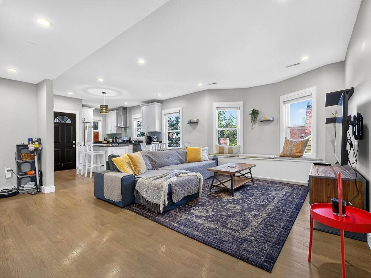 Luxury 3br 2ba Penthouse *