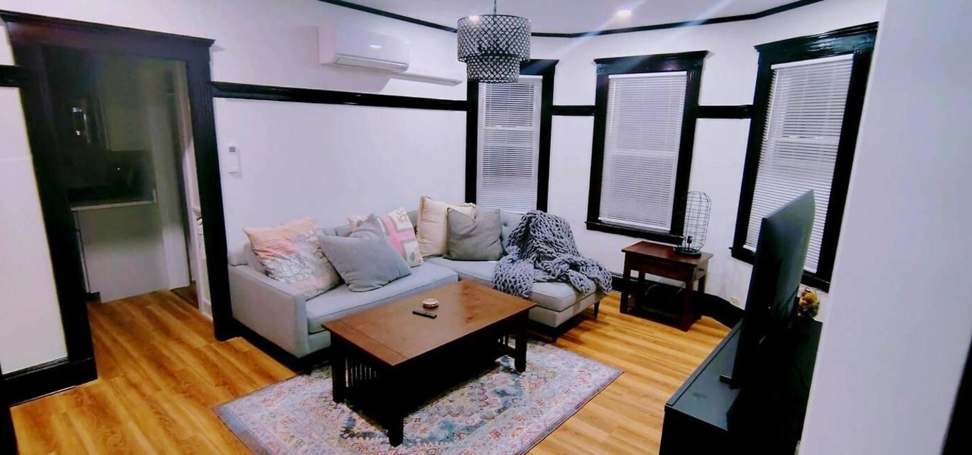 Cozy Classic With Queen Size Bed Boston