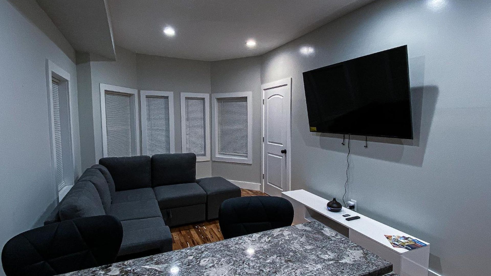 Apartment Modern 3br Walk To Subway 2 Min To Logan Airport