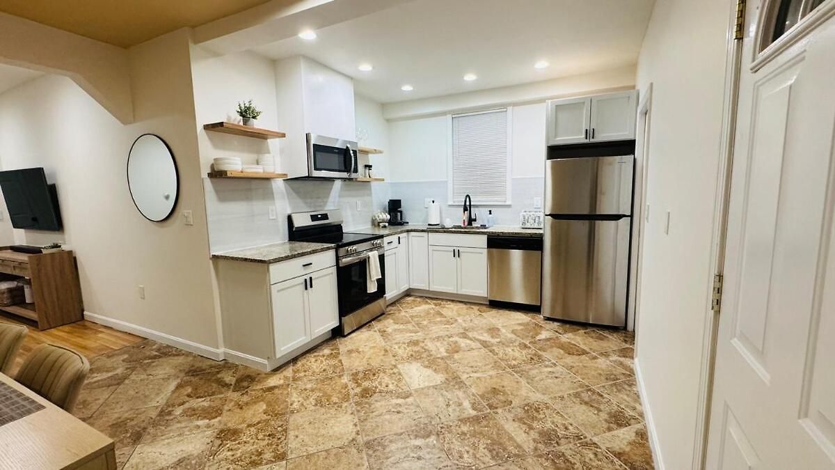 Spacious 3br Near Free Parking Apartment *