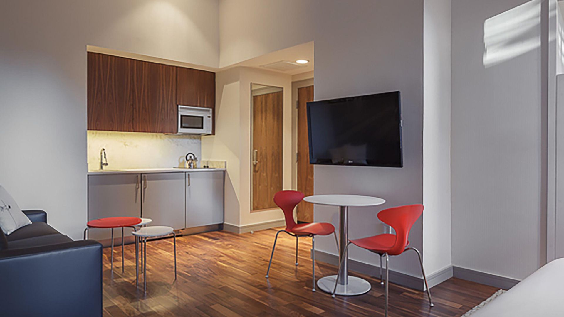 The Revolution Hotel 3*