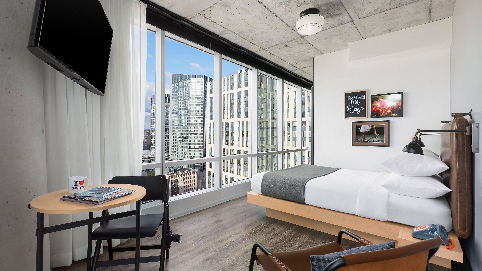 Moxy Downtown 3*