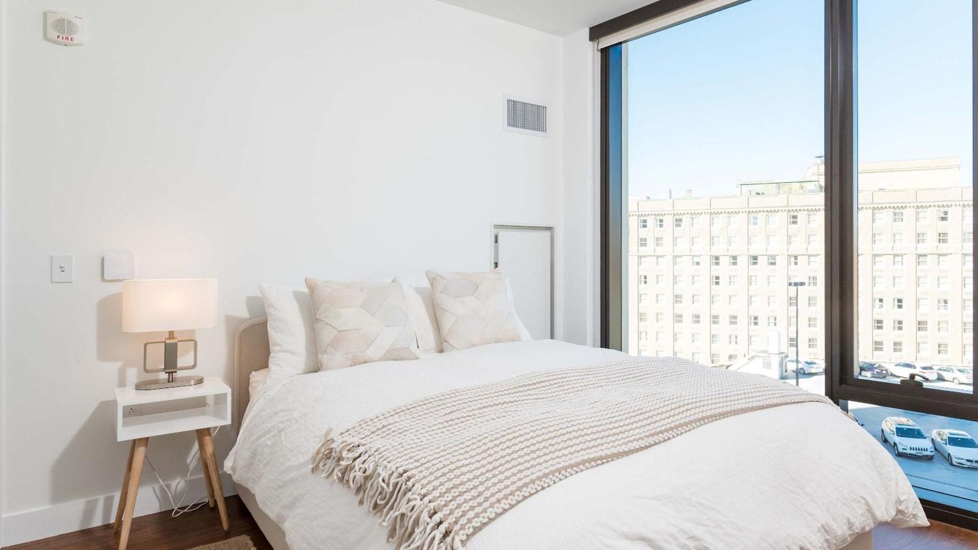 Upscale Penthouse With Gym Parking Near Mgh Tufts *