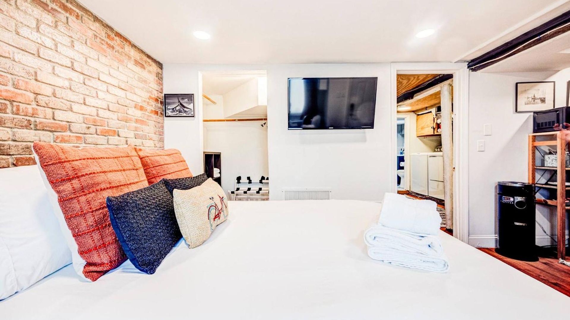 Guest house Eagle's Landing - Logan Airport 3*