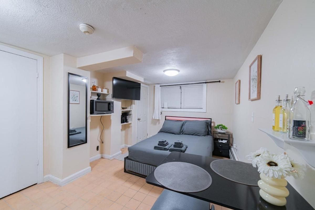 Cozy Basement - Steps To Longwood And Massart - 3min Walk To T Apartment *