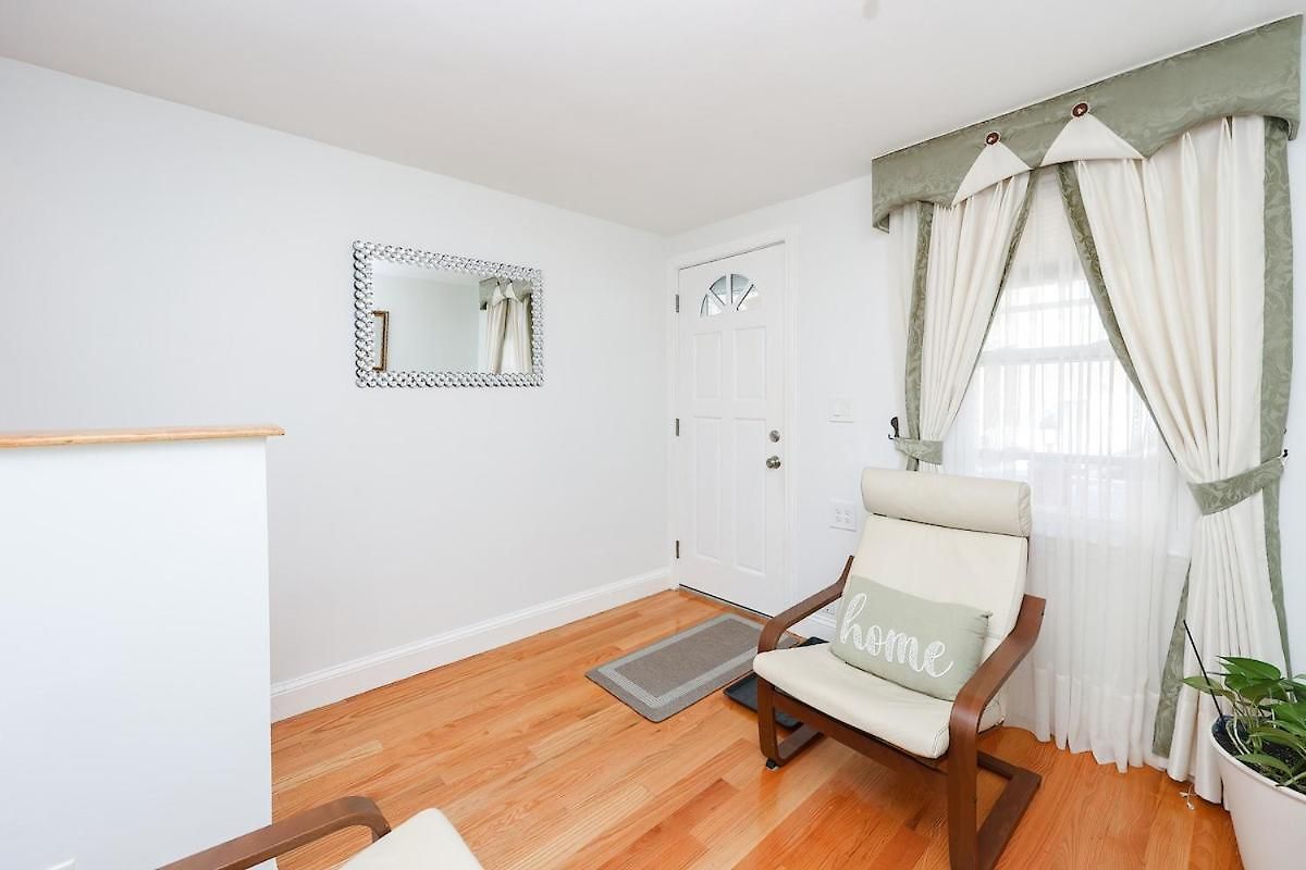 Eastie Roomy 3br With Easy And Airport Access Apartment
