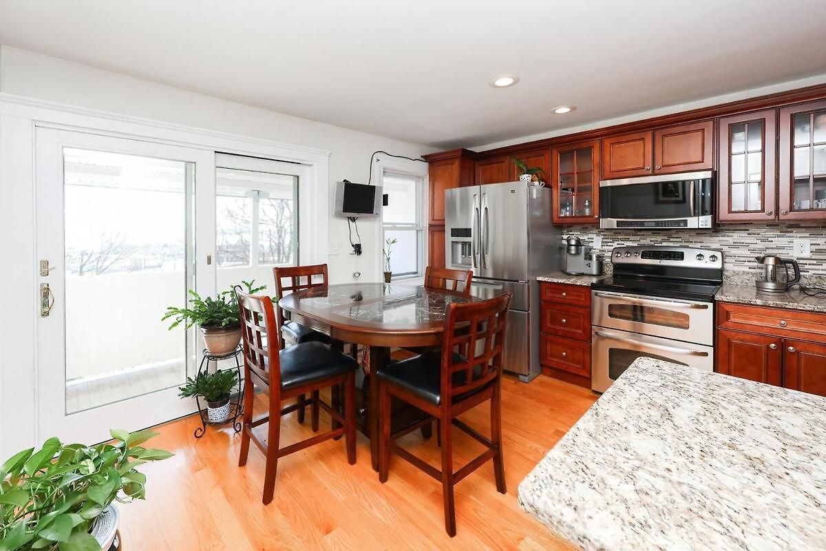 Eastie Roomy 3br With Easy And Airport Access Apartment *