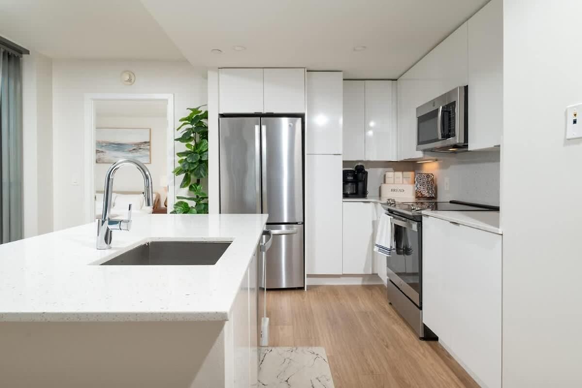 2br In Downtown & T-station *
