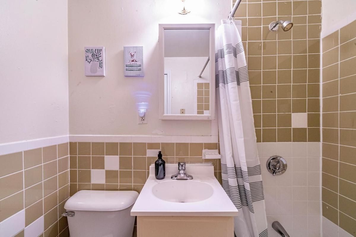 Cozy Near Massart & Longwood, 3-min Walk To T Apartment