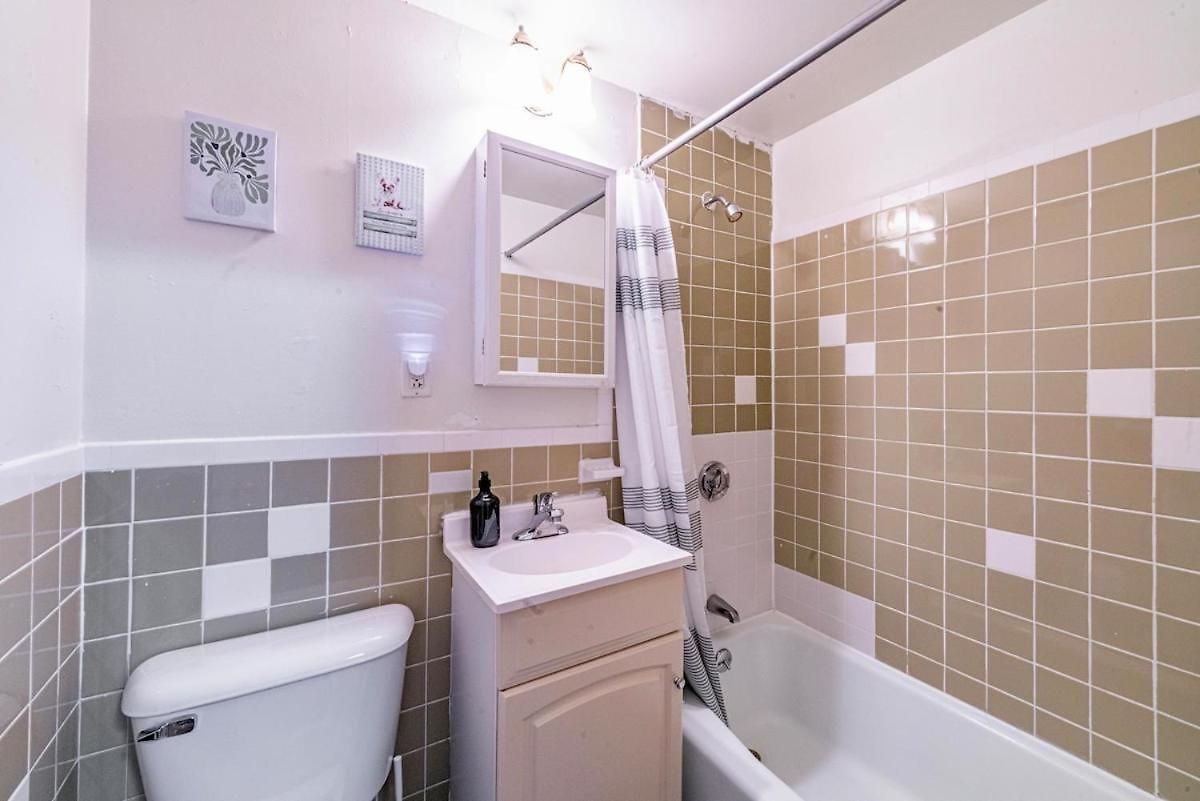 Cozy Near Massart & Longwood, 3-min Walk To T Apartment