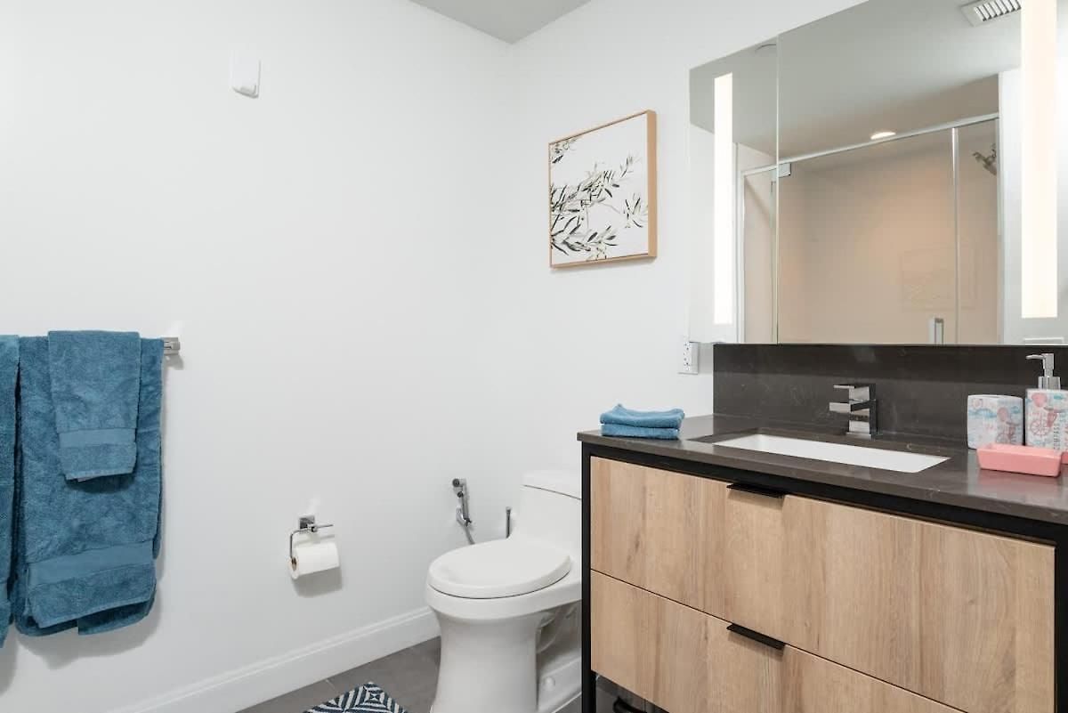 2br In Downtown & T-station *