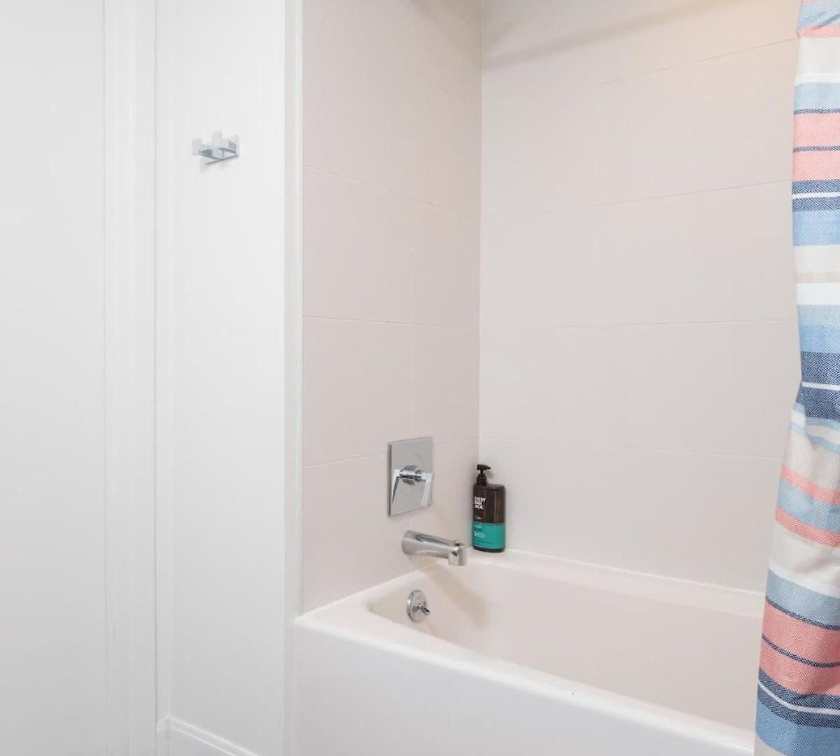 2br In Downtown & T-station *