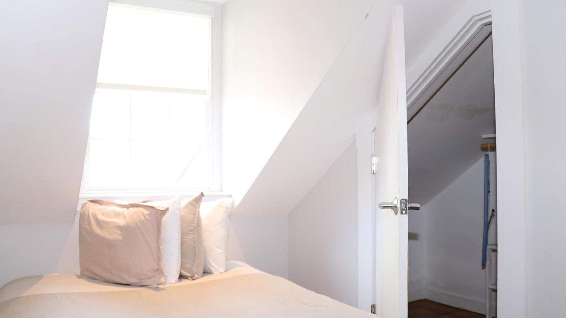 Comfy Beacon Hill Great For Work Travel #13