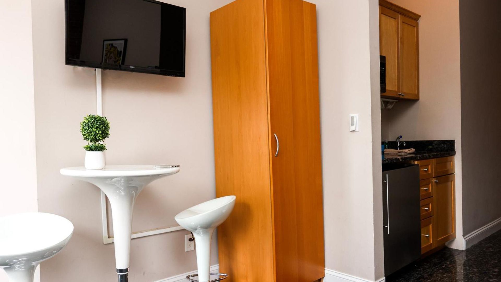 Stylish In Brownstone, C.ave #21 Boston