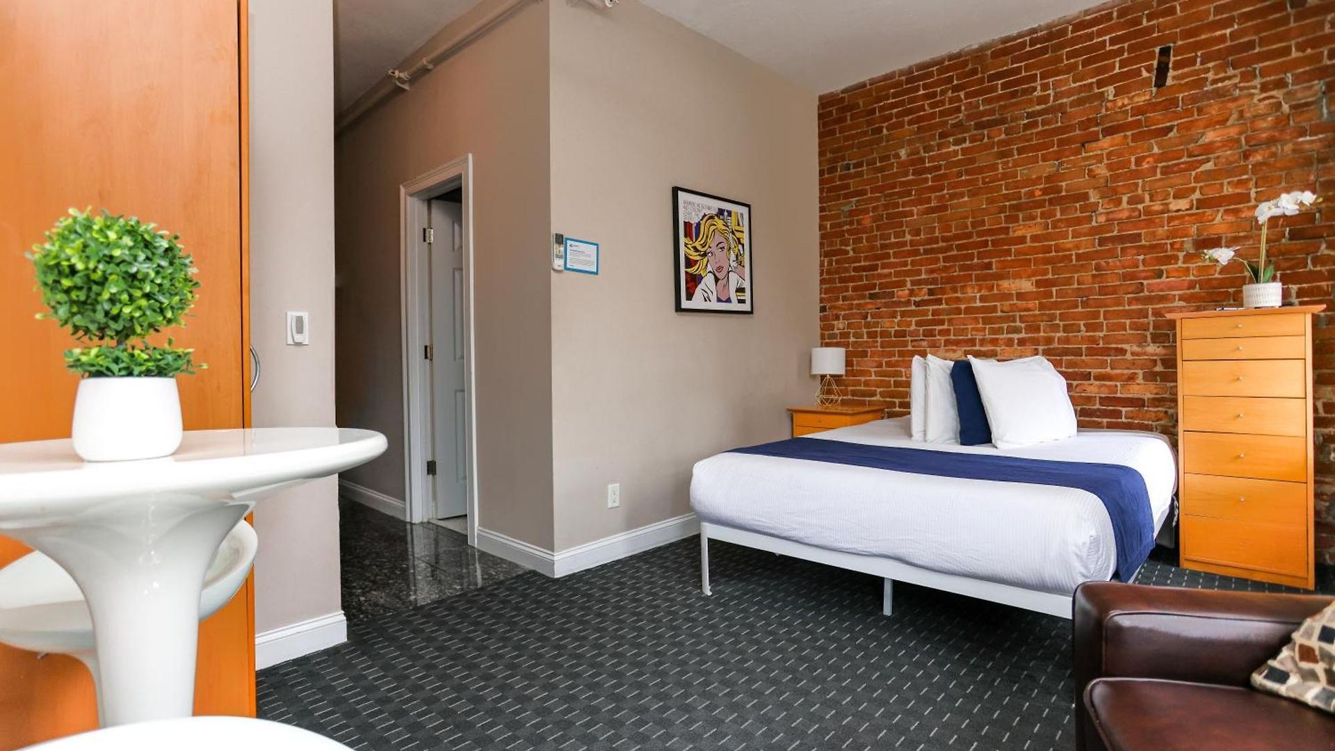 Stylish In Brownstone, C.ave #21 4* Boston
