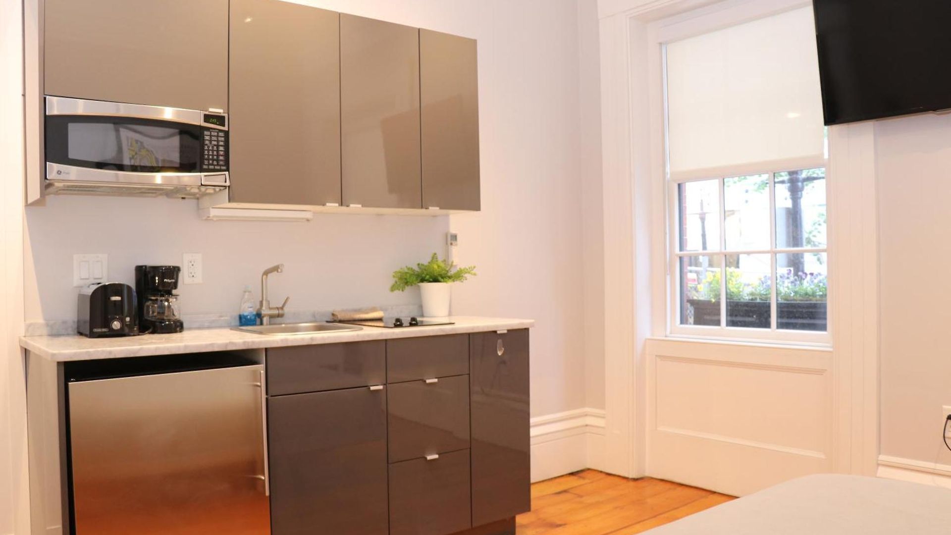 Downtown Beacon Hill, Convenient, Comfy #1 3*