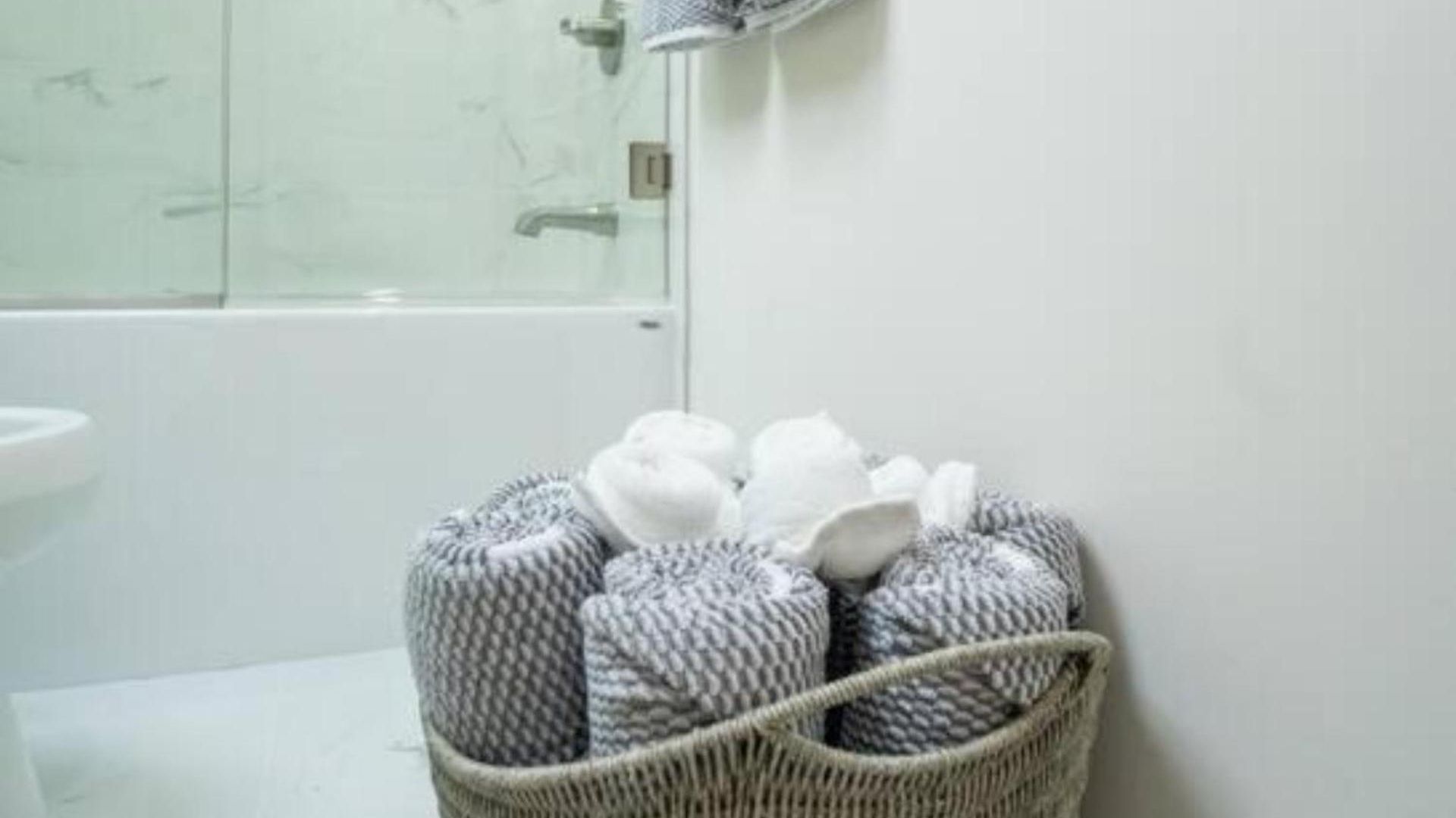 Breezy 3br - Bathtub, Parking, Tv, Walk To Train 803 Apartment