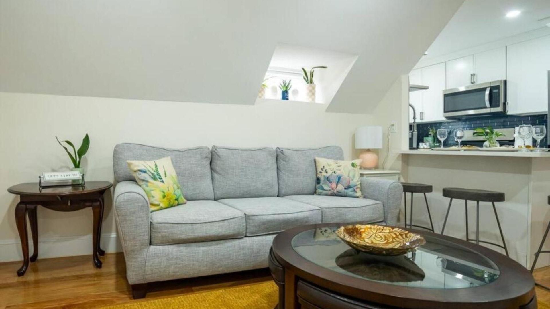 Apartment Breezy 3br - Bathtub, Parking, Tv, Walk To Train 803 *
