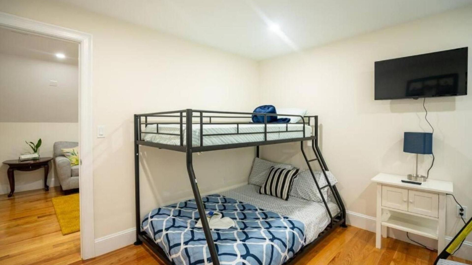 Breezy 3br - Bathtub, Parking, Tv, Walk To Train 803 * Boston