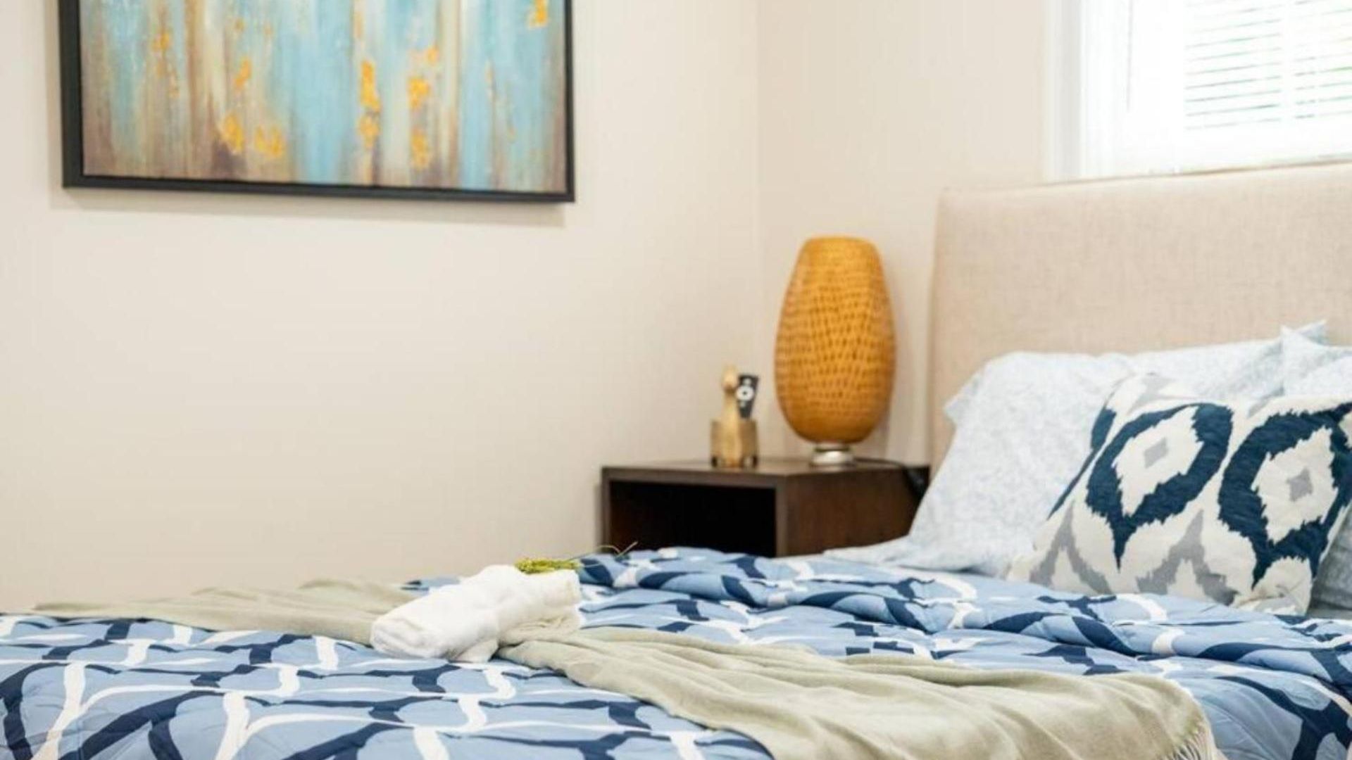 Breezy 3br - Bathtub, Parking, Tv, Walk To Train 803