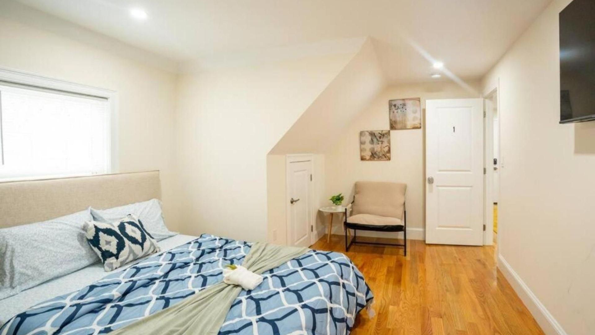 Breezy 3br - Bathtub, Parking, Tv, Walk To Train 803 *