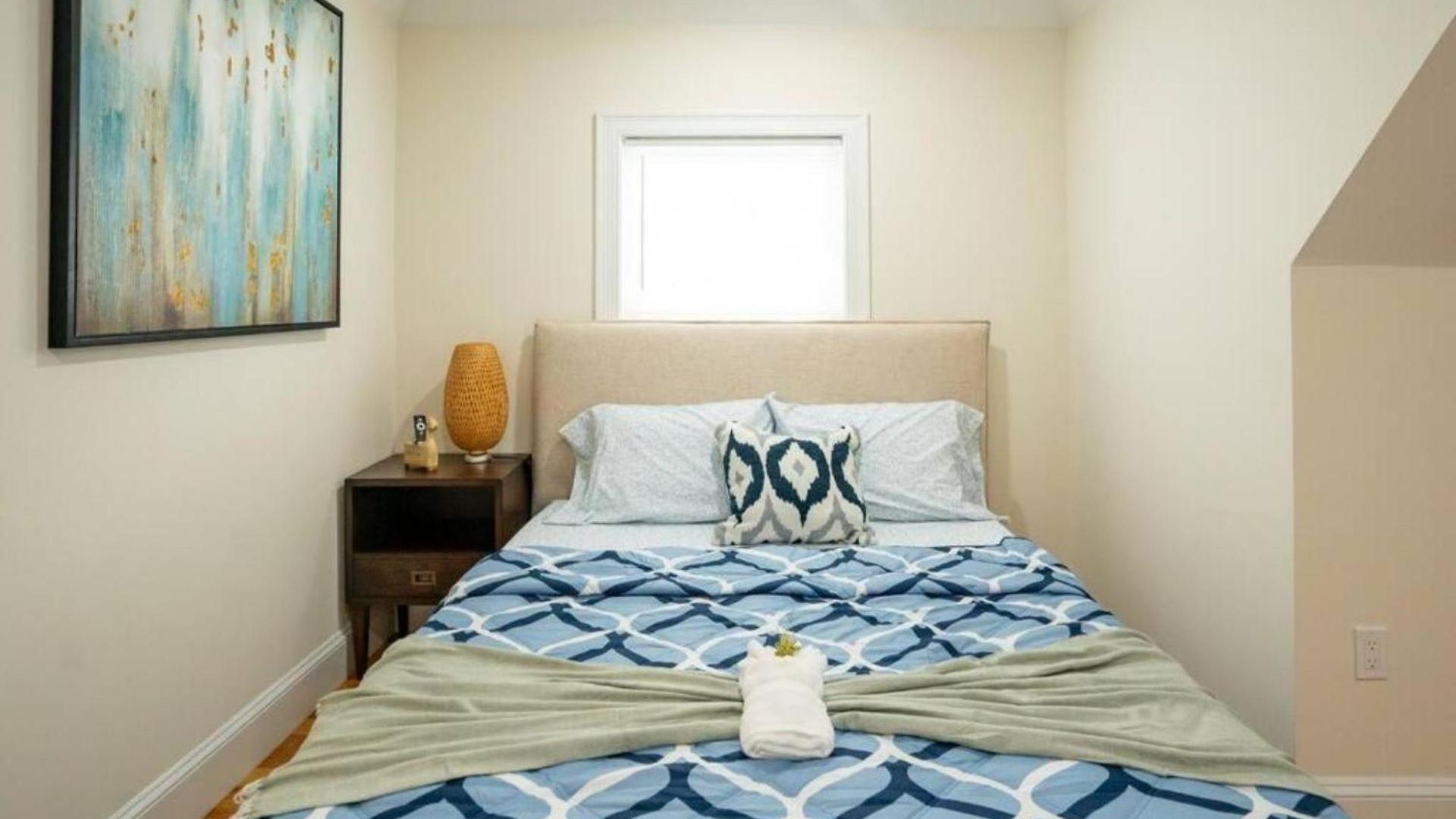 Breezy 3br - Bathtub, Parking, Tv, Walk To Train 803 Boston