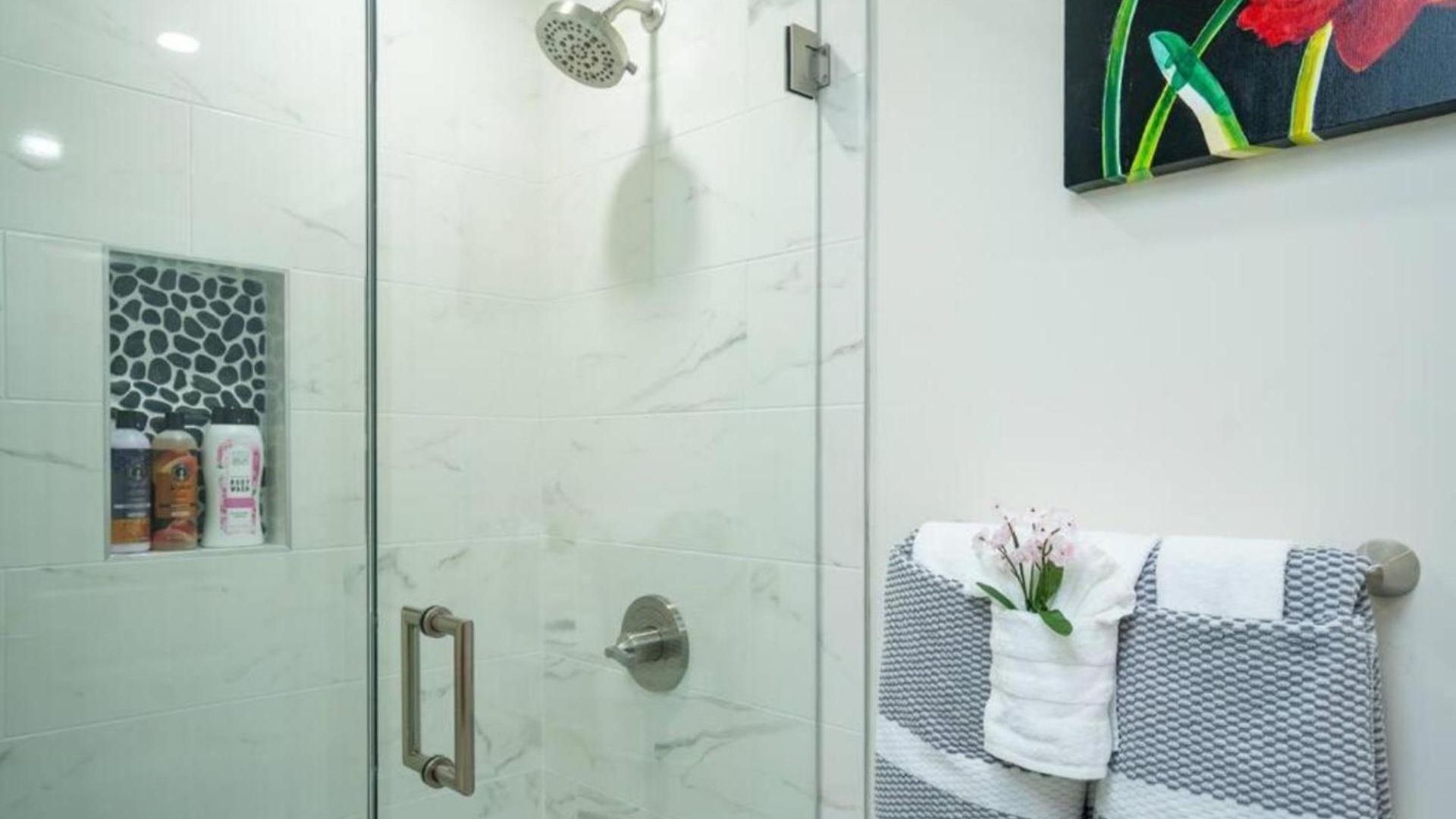 Breezy 3br - Bathtub, Parking, Tv, Walk To Train 803 *