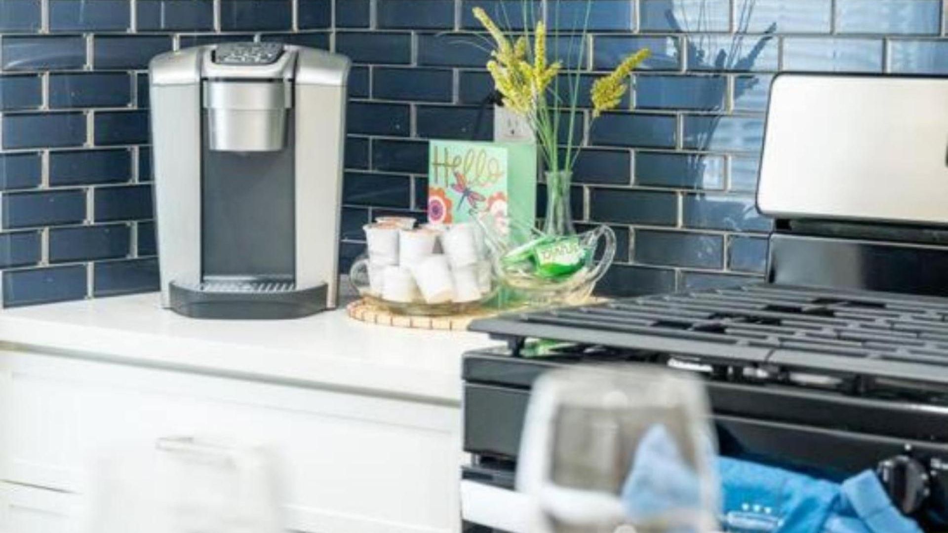 Breezy 3br - Bathtub, Parking, Tv, Walk To Train 803 * Boston