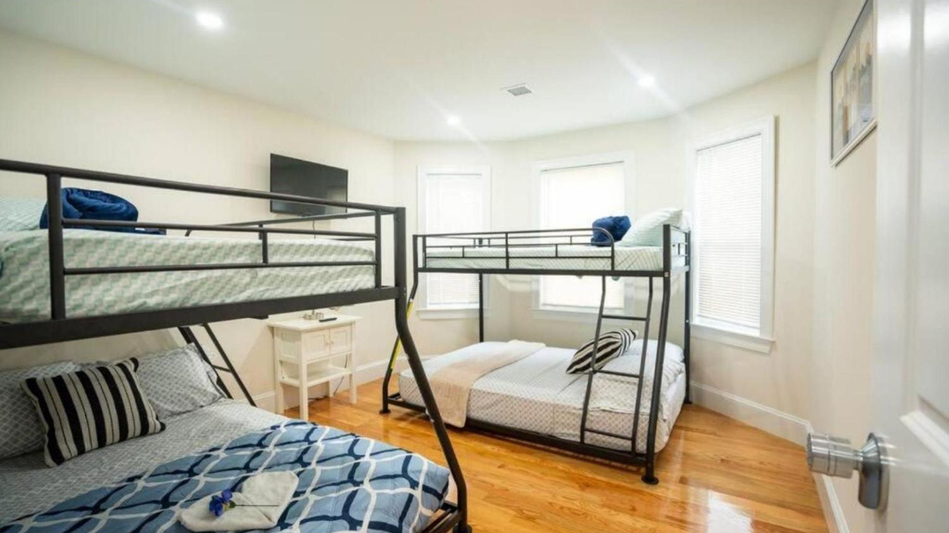 Breezy 3br - Bathtub, Parking, Tv, Walk To Train 803 Boston