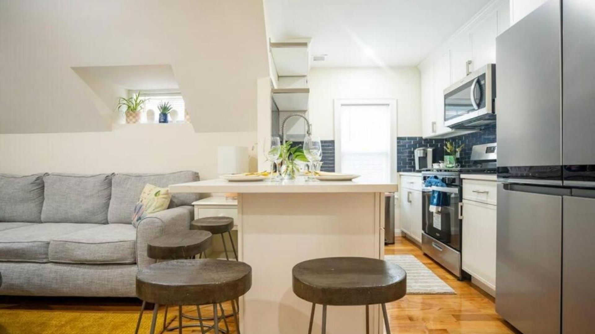 Breezy 3br - Bathtub, Parking, Tv, Walk To Train 803 Boston