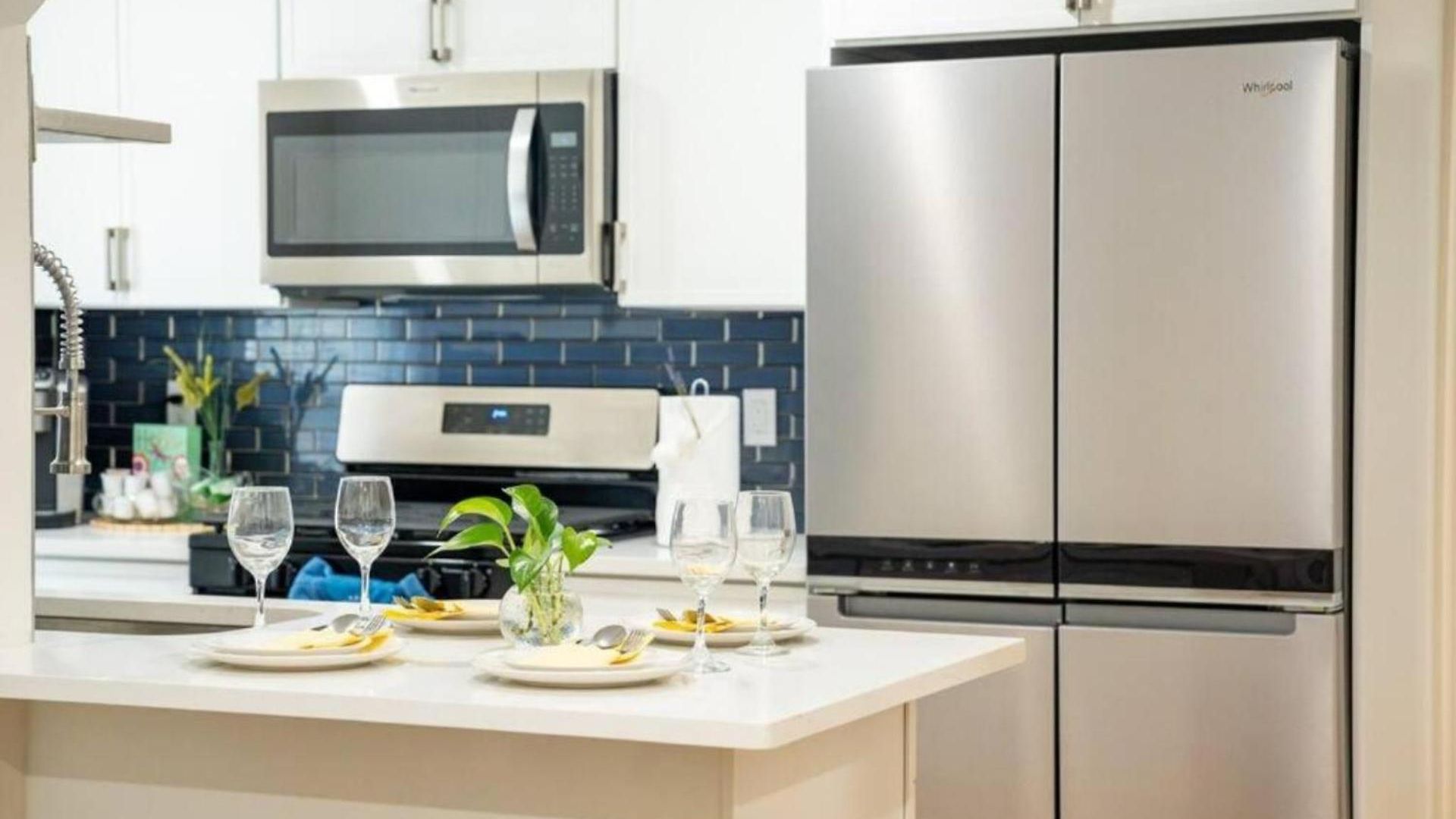 Breezy 3br - Bathtub, Parking, Tv, Walk To Train 803 *