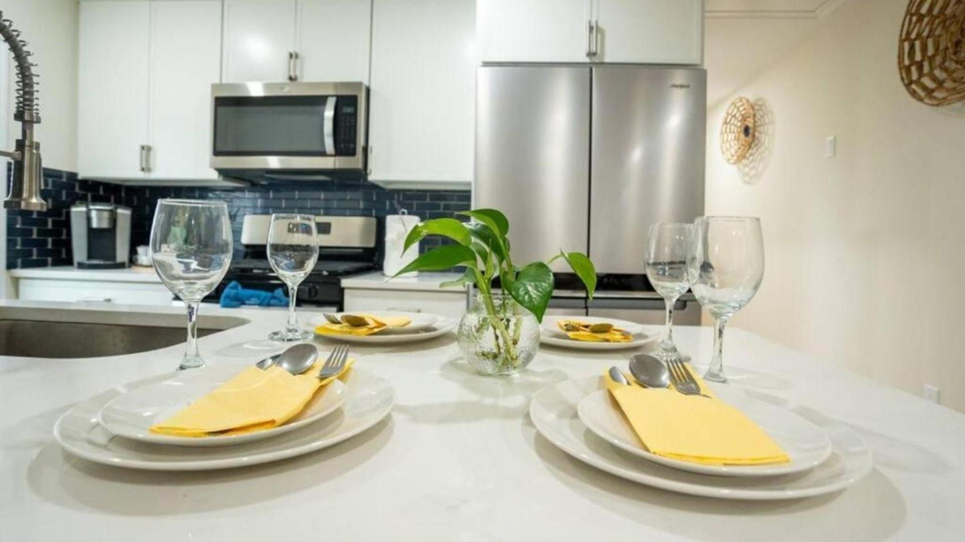 Breezy 3br - Bathtub, Parking, Tv, Walk To Train 803 Apartment *