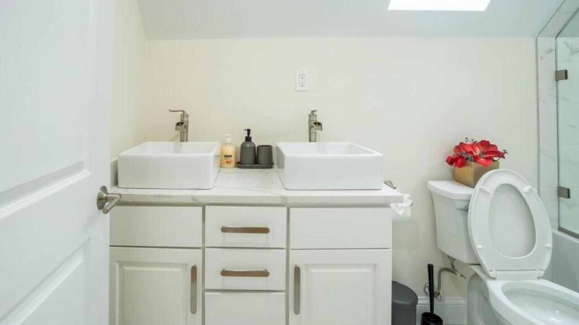 Breezy 3br - Bathtub, Parking, Tv, Walk To Train 803 Apartment *