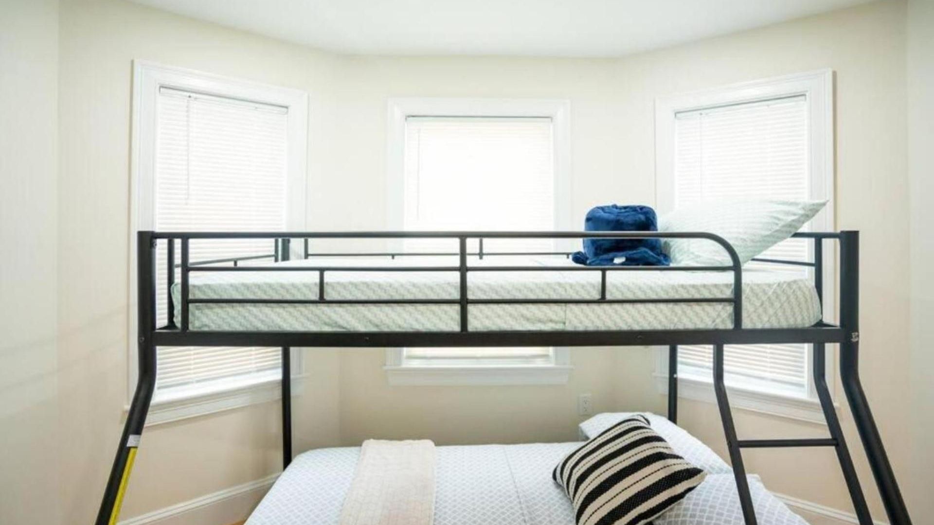 Breezy 3br - Bathtub, Parking, Tv, Walk To Train 803
