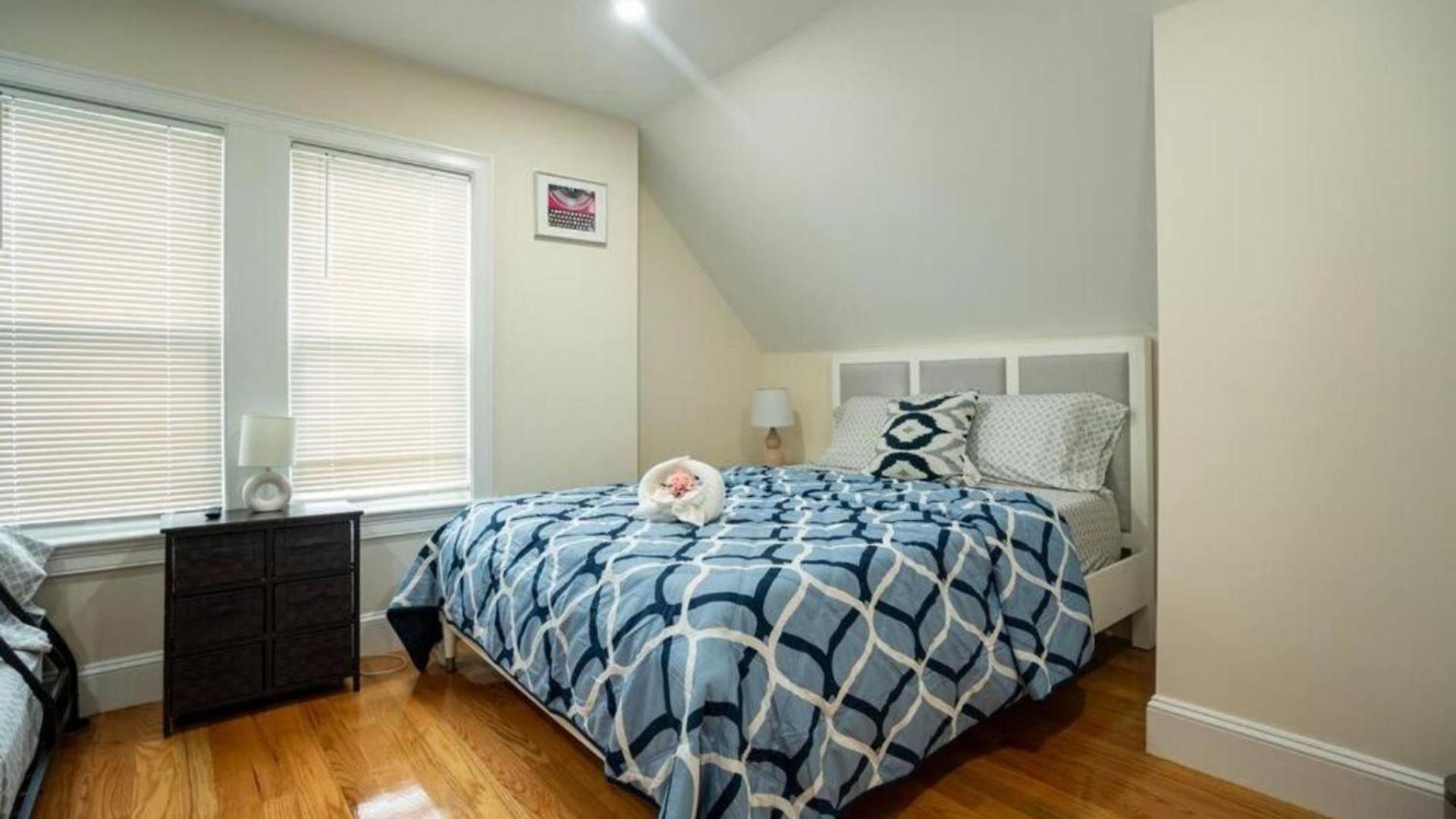 Apartment Breezy 3br - Bathtub, Parking, Tv, Walk To Train 803 *