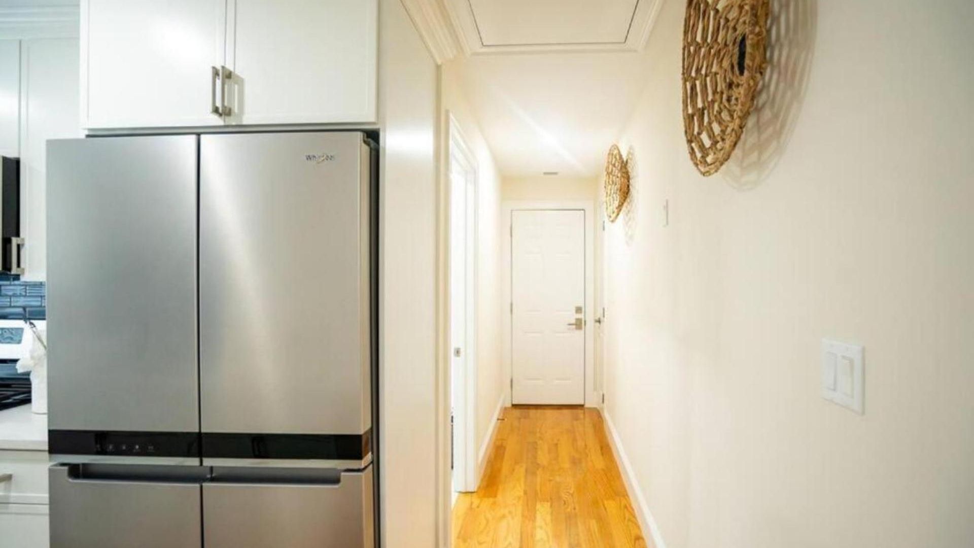 Breezy 3br - Bathtub, Parking, Tv, Walk To Train 803 Apartment Boston