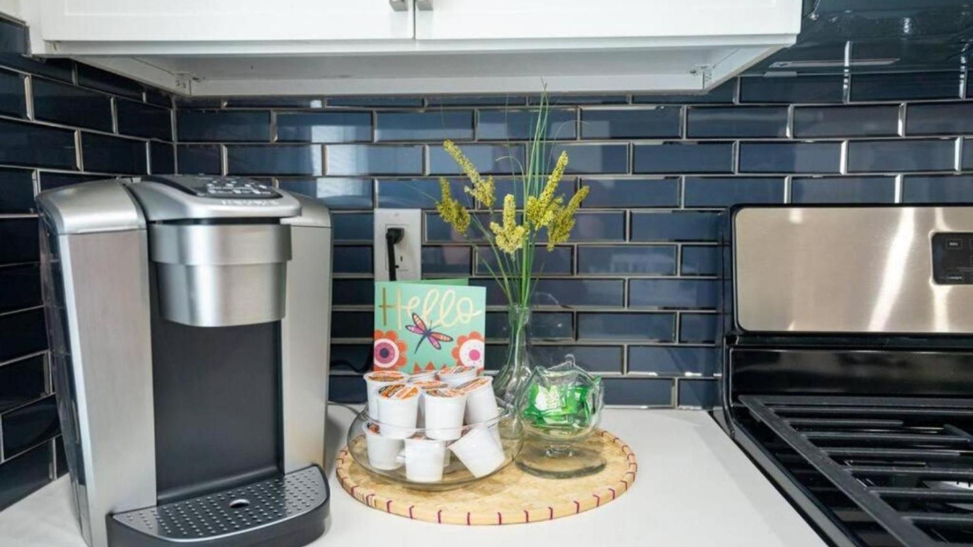 Breezy 3br - Bathtub, Parking, Tv, Walk To Train 803 Apartment *