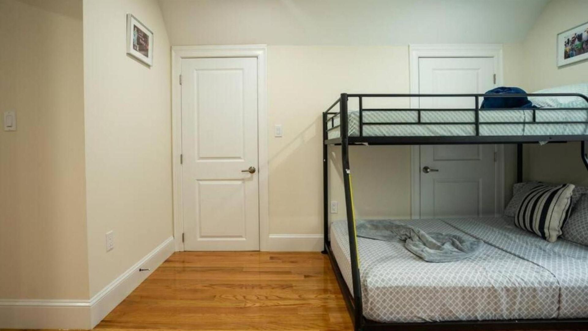 Breezy 3br - Bathtub, Parking, Tv, Walk To Train 803 * Boston