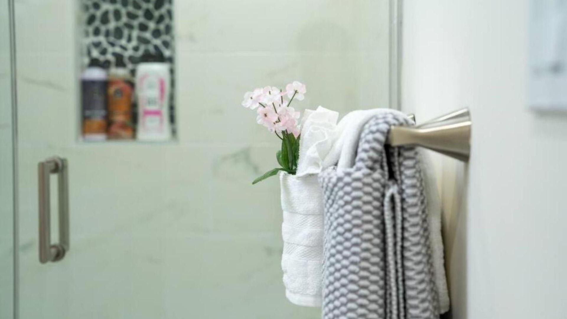 Breezy 3br - Bathtub, Parking, Tv, Walk To Train 803 Apartment