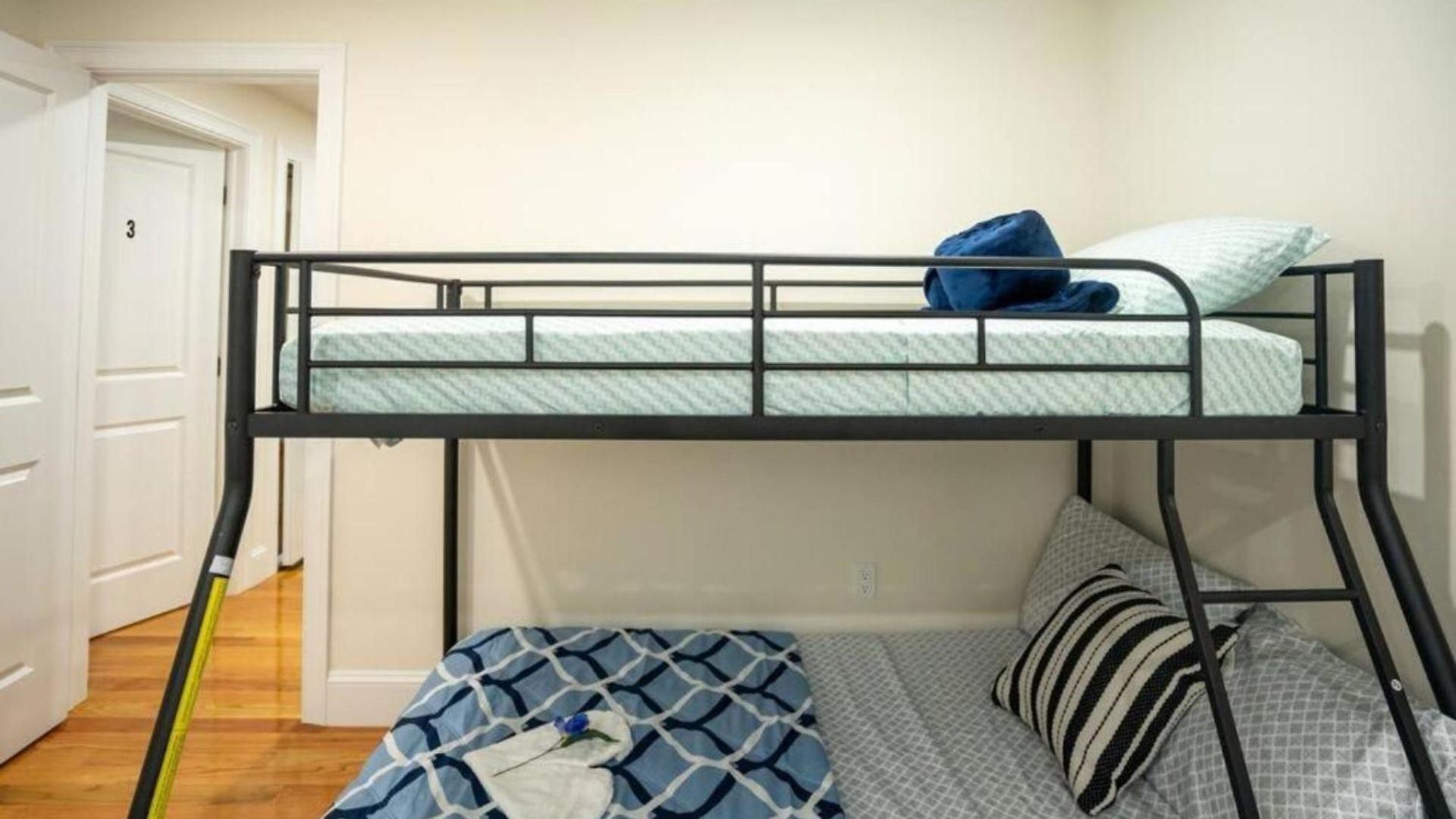 Breezy 3br - Bathtub, Parking, Tv, Walk To Train 803 Boston