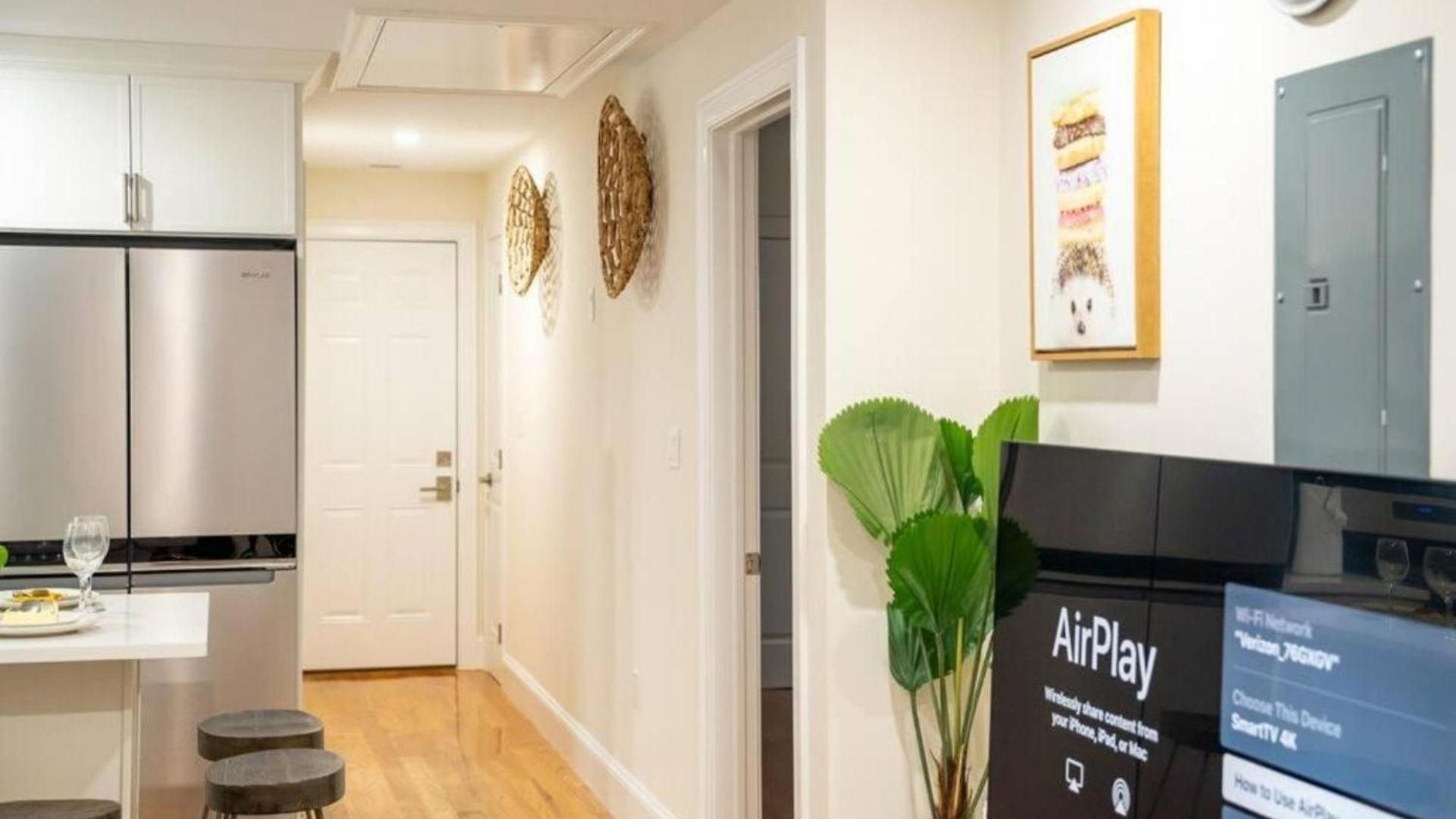 Apartment Breezy 3br - Bathtub, Parking, Tv, Walk To Train 803 *
