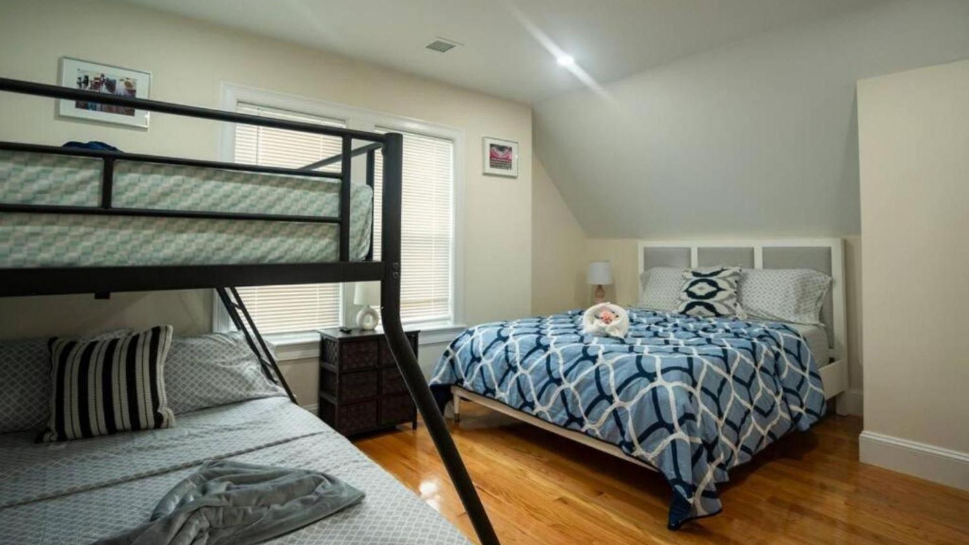 Breezy 3br - Bathtub, Parking, Tv, Walk To Train 803 Boston