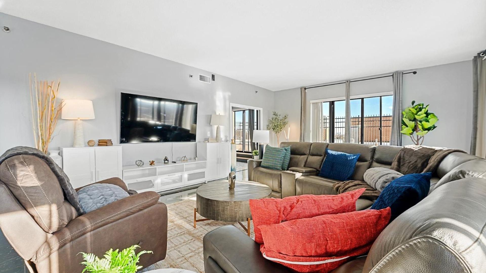 Apartment Luxury Massive Penthouse In Watertown Boston